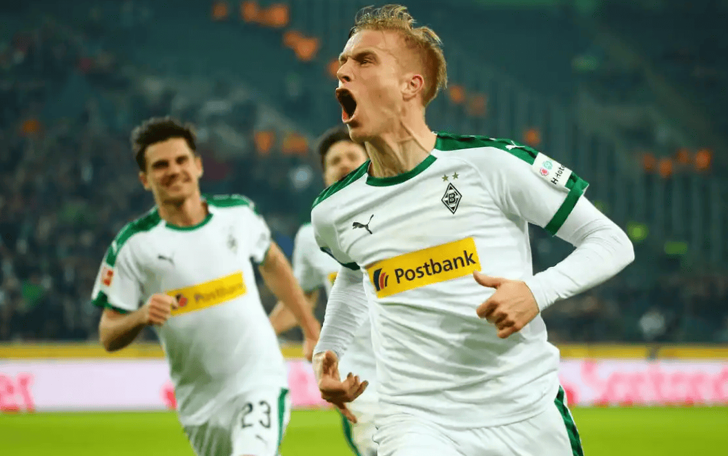 包含德甲：汉堡2-2战平门兴，比赛激烈，攻防转换频繁的词条