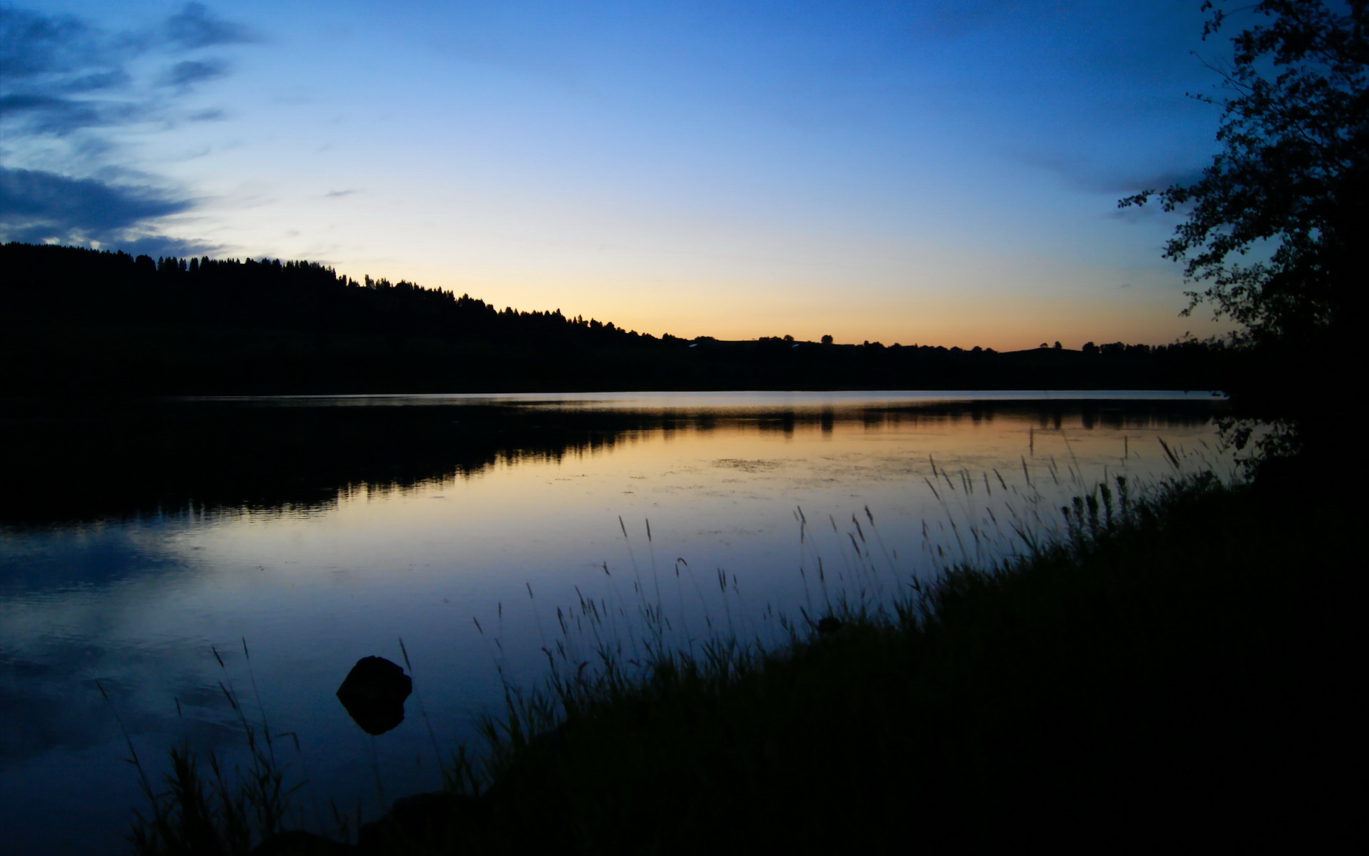 “法甲豪门鏖战:场面精彩,积分榜竞争激烈”,德甲豪门