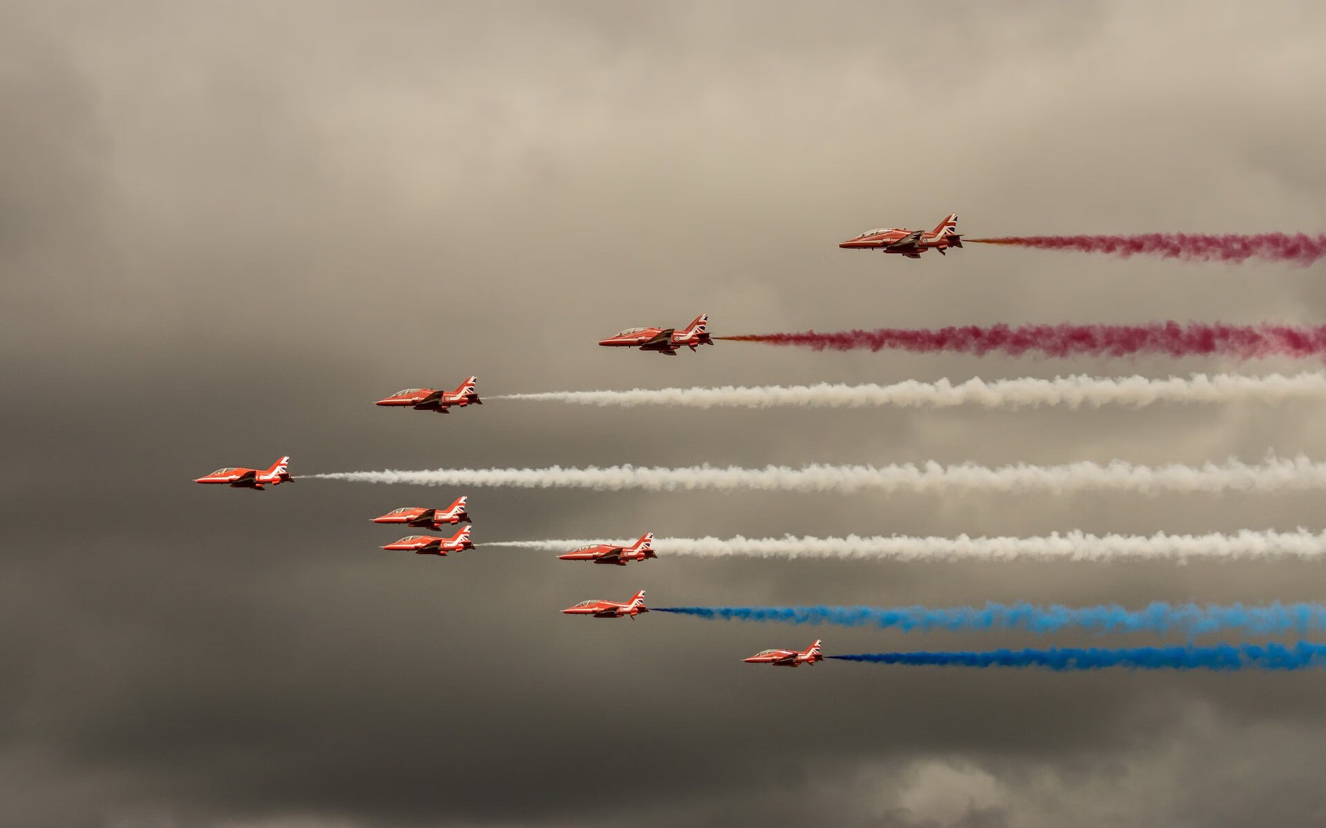 开云全站-特色篮球赛事助力城市夜经济，带动夜间消费热潮，篮球场夜景