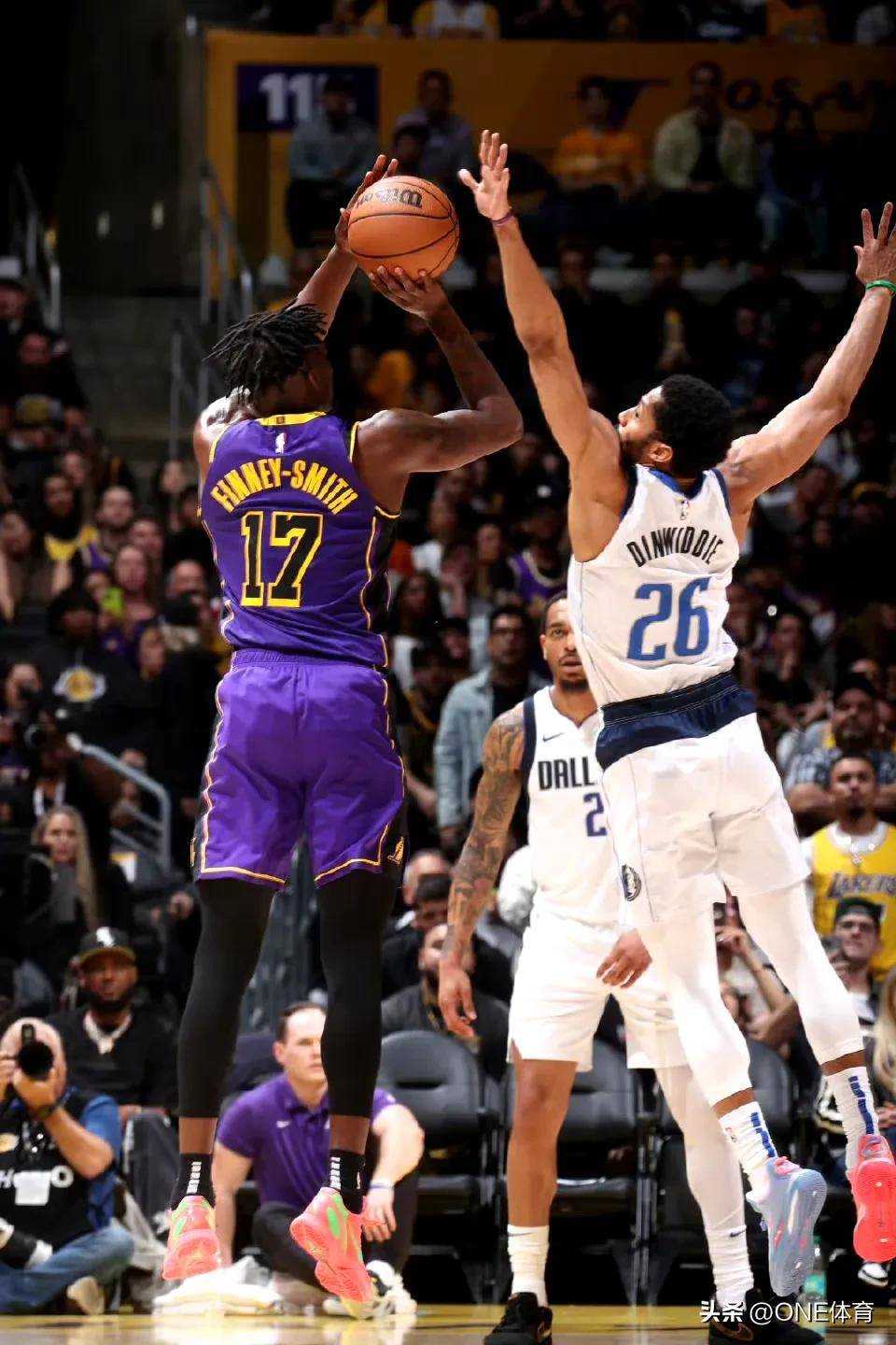 开云体育:湖人队新赛季的战术演练重点：如何提升进攻效率和防守强度，打造更具竞争力的球队？的简单介绍